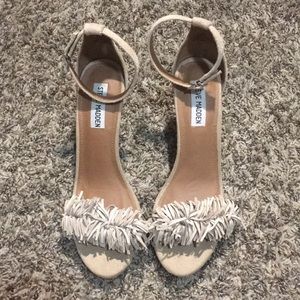 STEVE MADDEN HEELS WITH FRINGE TOE TAUPE NUDE